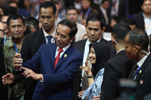President Jokowi Poses with Journalist and Organizing Committee